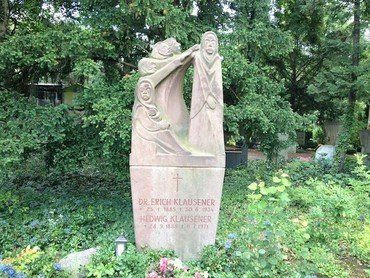 Grabmahl Dr. Erich Klausener und 1. Kreuzwegstation auf dem St. Matthias-Friedhof